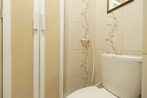 Double Room (Reddoorz) | Bilik Mandi | Pancuran mandi, kelengkapan dandanan diri percuma, tuala disediakan 