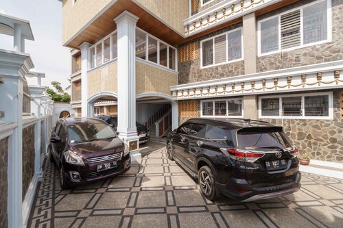 RedDoorz Plus Syariah near RSUP Dr. M. Djamil Padang