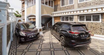 RedDoorz Plus Syariah near RSUP Dr. M. Djamil Padang