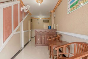 Reception - RedDoorz Plus Syariah near RSUP Dr. M. Djamil Padang (Padang)