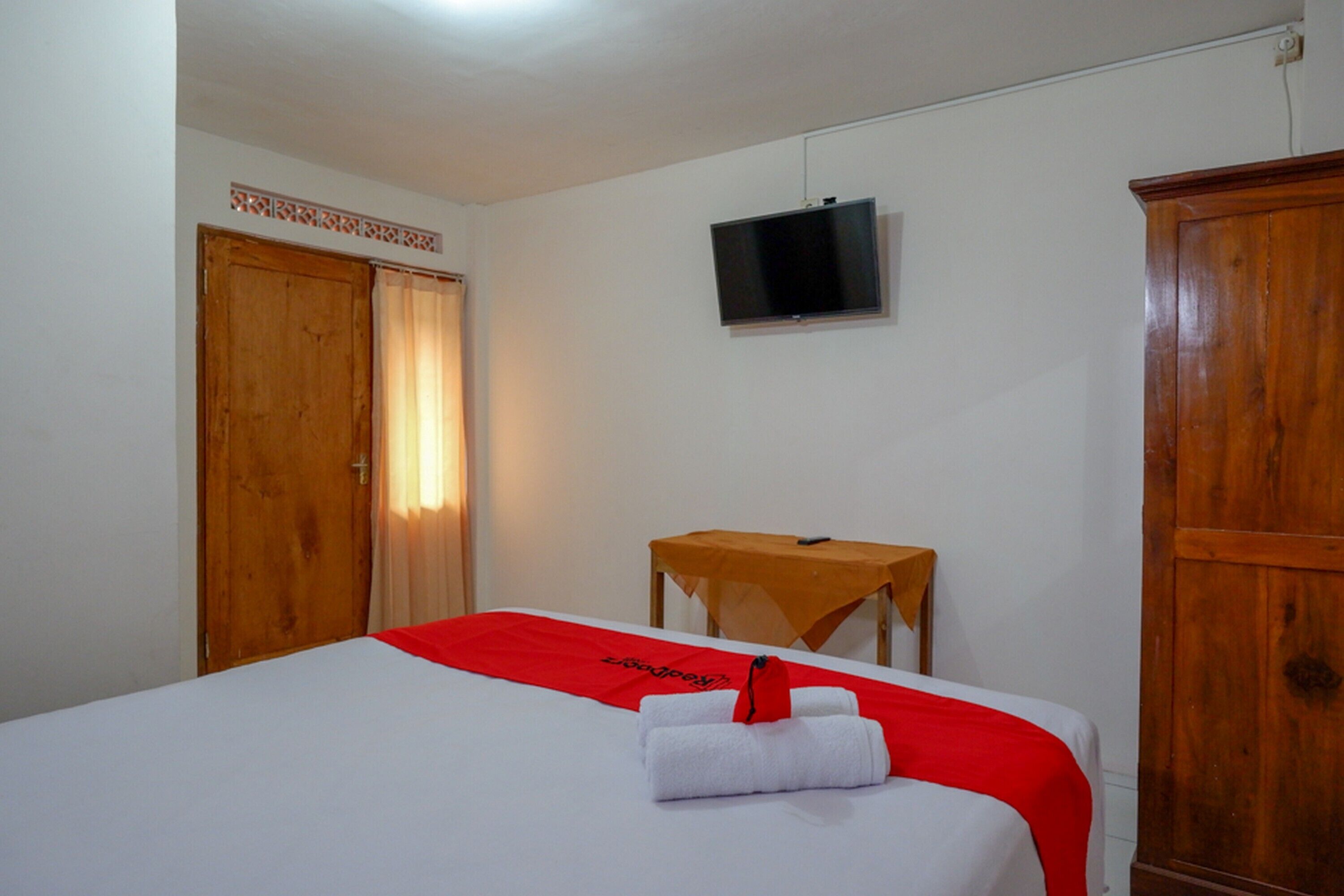 Double Room (Reddoorz) | Bed sheets