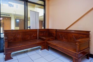 Lobby sitting area - RedDoorz Syariah near GOR Satria 4 (Purwokerto)