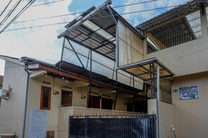 Front of property - RedDoorz Syariah near GOR Satria 4 (Purwokerto)