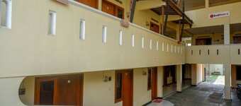 RedDoorz Syariah near GOR Satria 4