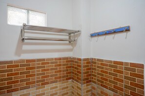 Habitació doble (Reddoorz) | Bany | Dutxa, articles de tocador gratuïts i tovalloles 