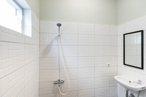 Bathroom - RedDoorz Plus near RS USU Medan 2 (Medan)