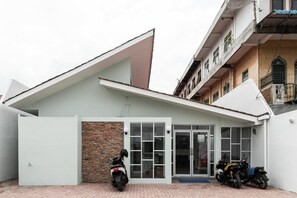 Front of property - RedDoorz Plus near RS USU Medan 2 (Medan)