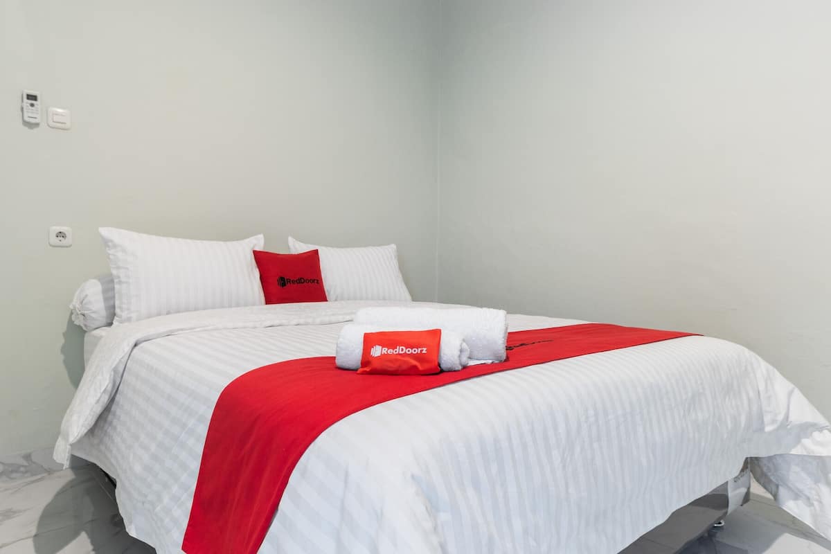 Double Room (Reddoorz) | Bed sheets