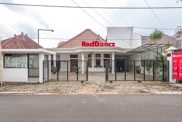 Front of property - RedDoorz Syariah near Gajayana Stadium Malang (Malang)