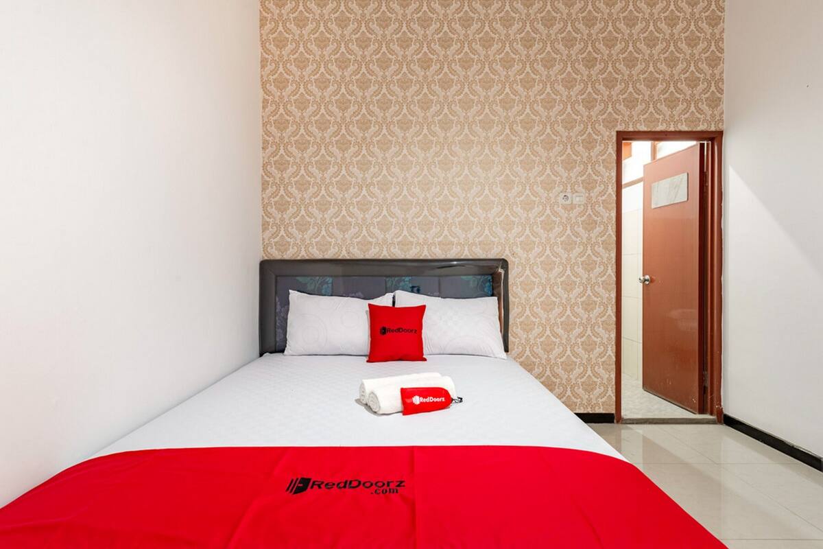 ห้องดับเบิล (Reddoorz) | โต๊ะทำงาน, Wi-Fi ฟรี, ผ้าปูที่นอน