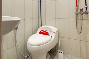 Double Room (Reddoorz) | Bathroom | Shower, free toiletries, towels - RedDoorz Syariah near Gajayana Stadium Malang (Malang)