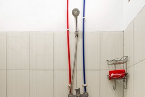 Chambre Double (Reddoorz) | Salle de bain | Douche, articles de toilette gratuits, serviettes fournies