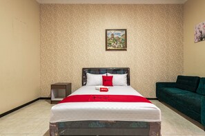 Chambre Premium (Reddoorz) | Bureau, Wi-Fi gratuit, draps fournis
