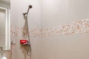 Regadera, amenidades de baño gratuitas, toallas 