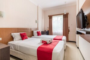 Habitación con 2 camas individuales (Reddoorz) | Wifi gratis y ropa de cama 
