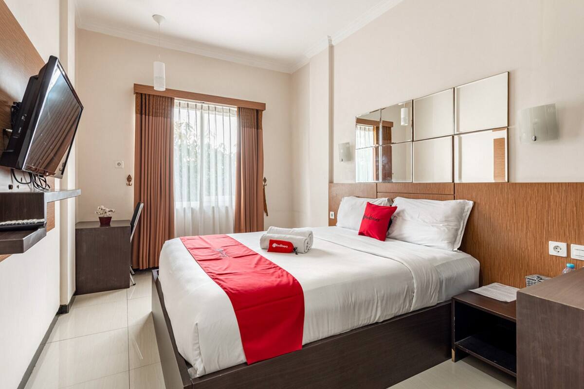 Habitación doble (Reddoorz) | Wifi gratis y ropa de cama
