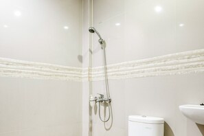 Ducha, artículos de higiene personal gratuitos y toallas