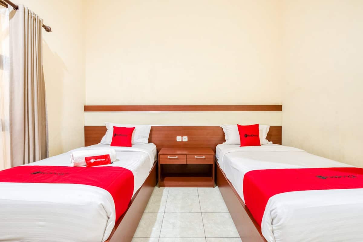 Twin Room (Reddoorz) | Bed sheets