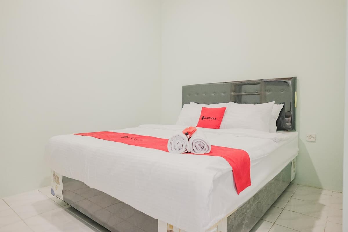 Double Room (Reddoorz) | Bed sheets
