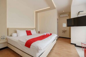 Family Room (Reddoorz) | Bed sheets - RedDoorz Plus near Millenium ICT Centre Medan 2 (Medan)