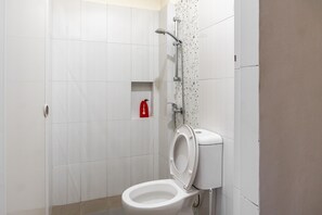 Dusche, kostenlose Toilettenartikel, HandtĂŒcher
