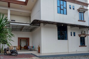 Front of property - RedDoorz @ Hotel Bumi Palupy (Palu)
