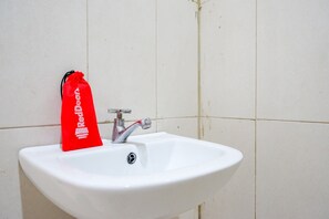 Shower, free toiletries, towels - RedDoorz @ Hotel Bumi Palupy (Palu)