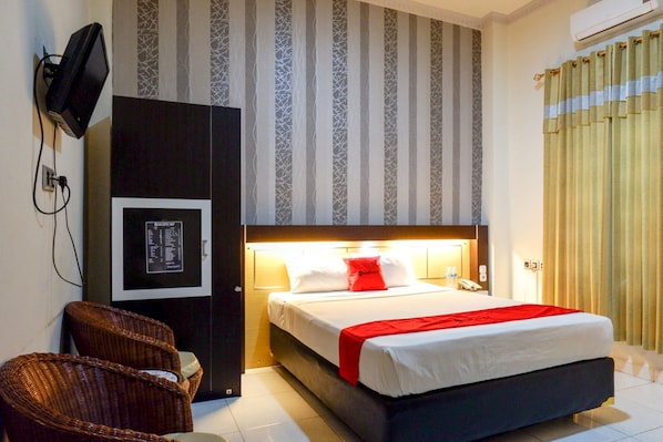 Deluxe Room (Reddoorz) | Bed sheets - RedDoorz @ Hotel Bumi Palupy (Palu)