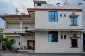 Front of property - RedDoorz @ Hotel Bumi Palupy (Palu)