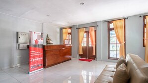 Lobby sitting area - RedDoorz Syariah near Puri Agung Denpasar (Denpasar)