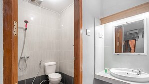 Shower, free toiletries, towels - RedDoorz Syariah near Puri Agung Denpasar (Denpasar)