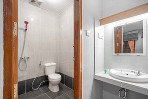 Regadera, amenidades de baño gratuitas, toallas
