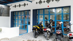 A building with blue-framed windows and a covered entrance. - RedDoorz near Medan Amplas (Medan)