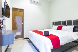 Double Room (Reddoorz) | Bed sheets - RedDoorz near Medan Amplas (Medan)