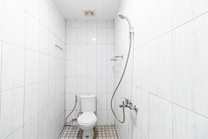 Double Room (Reddoorz) | Bathroom | Shower, free toiletries, towels - RedDoorz near Medan Amplas (Medan)