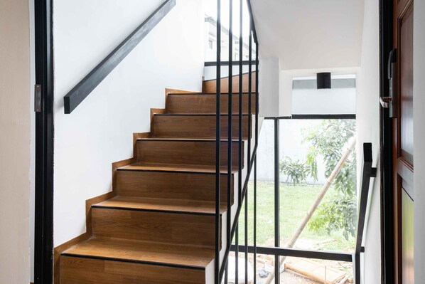 Staircase - RedDoorz Plus near ICE BSD 2 (Pagedangan)