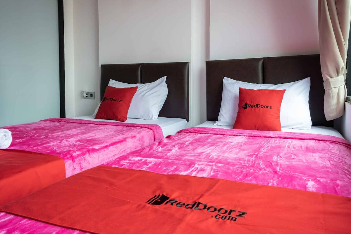 Twin Room (Reddoorz) | Bed sheets