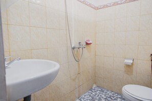 Premium Twin Room (Reddoorz) | Bathroom