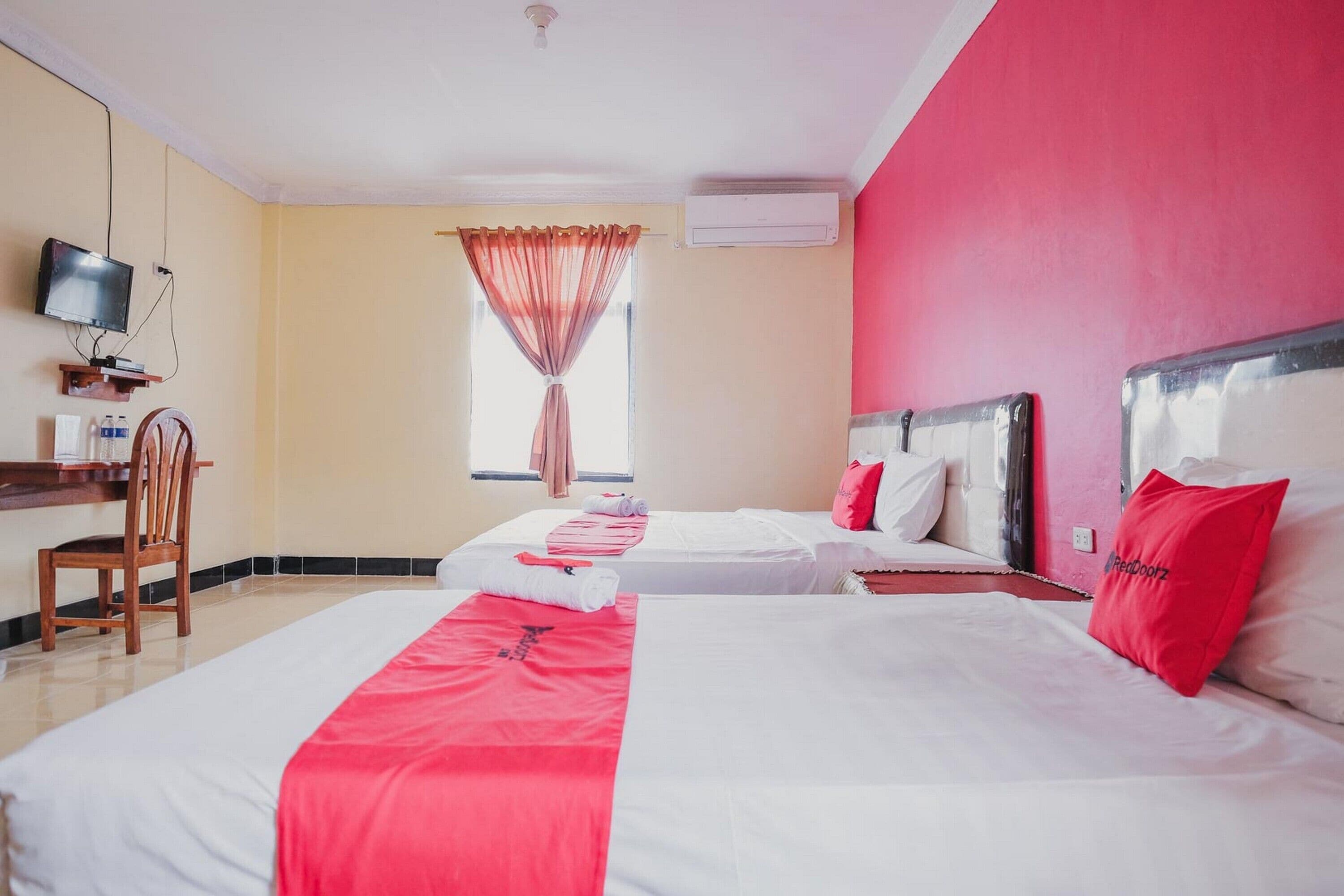 Family Room (Reddoorz) | Bed sheets