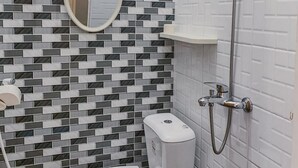 Dusche, kostenlose Toilettenartikel, Handtücher