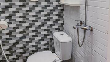 Regadera, amenidades de baño gratuitas, toallas