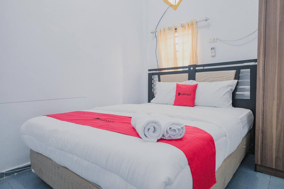 Standard Double Room (Reddoorz) | Bed sheets