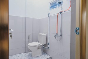 Deluxe Room (Reddoorz) | Bathroom | Shower, free toiletries, towels