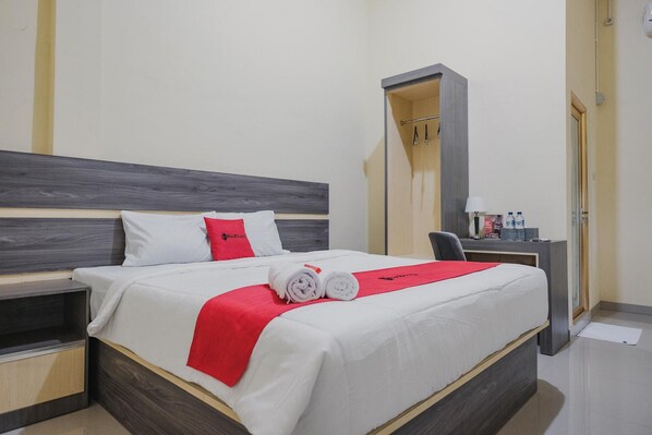 Deluxe Room (Reddoorz) | Bed sheets