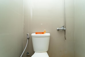 Shower, free toiletries, towels