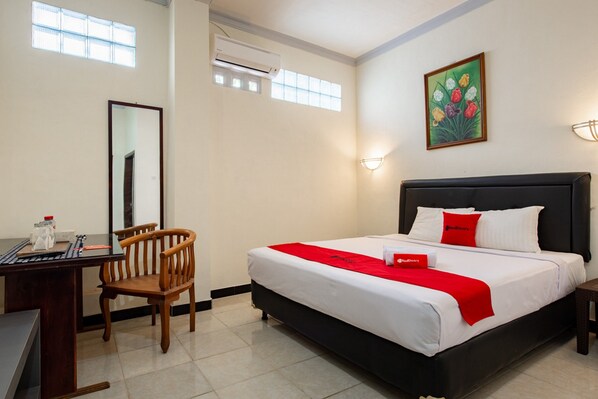 Double Room (Reddoorz) - RedDoorz Plus near Balai Kota Batu 2 (Batu)