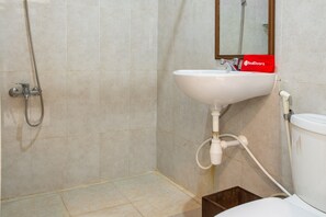 Free toiletries, towels - RedDoorz Plus near Balai Kota Batu 2 (Batu)
