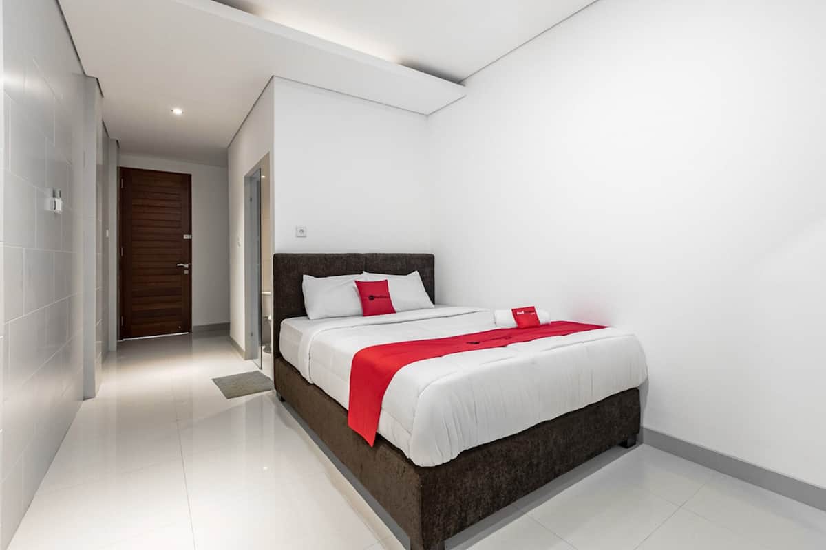 Deluxe Room, Balcony (Reddoorz) | Bed sheets