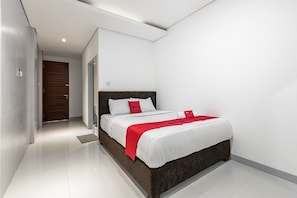 Habitación Deluxe, balcón (Reddoorz) | Ropa de cama 