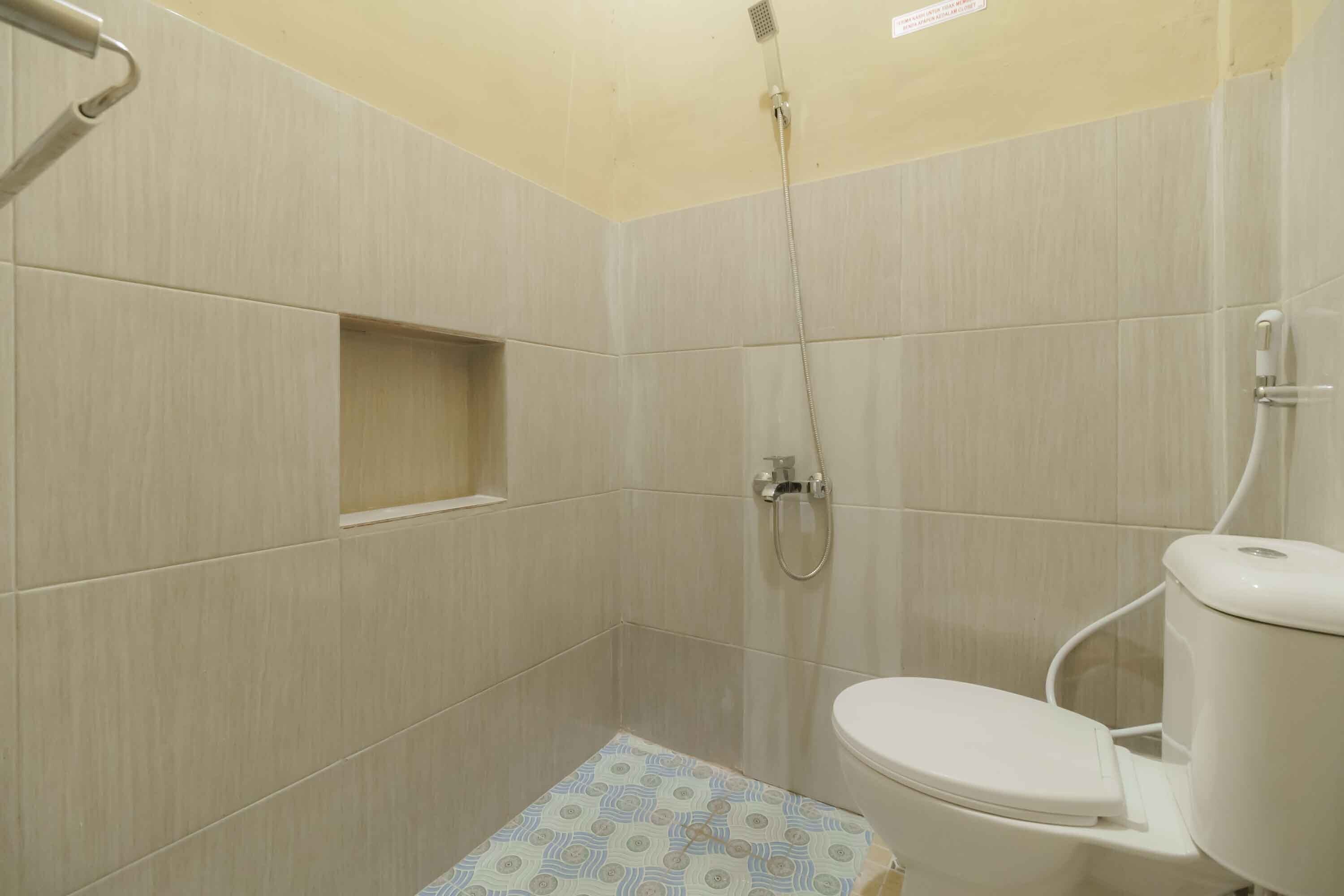 Shower, free toiletries, towels